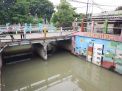 Personil Polsek Kenjeran Cek Pintu Air Sungai, Terpantau Masih Dalam Kondisi Normal