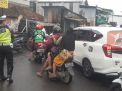 Bantu Arus Kepulangan Pekerja, Polsek Asemrowo Lakukan Pengaturan Lalu Lintas Sore
