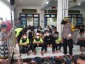 Polsek Asemrowo Laksanakan Sholat Jumat Berjamaah, Bagikan Masker Gratis Serta Ingatkan Jamaah Untuk Taati Peraturan Protokol Kesehatan