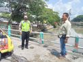 Polsek Pabean Cantikan Rutin Cek Ketinggian Debit Air Sungai Kalimas, Waspada Potensi Banjir