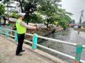 Polsek Pabean Cantikan Cek Ketinggian Debit Air Sungai Kalimas, Situasi Terpantau Aman