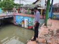 Polsek Kenjeran Lakukan Pengecekan Ketinggian Air Sungai Kejawan Lor, Terpantau Dalam Kondisi Aman Terkendali