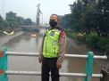 Polsek Pabean Cantikan Pantau Ketinggian Air Sungai Pabean Cantikan, Antisipasi Adanya Potensi Banjir