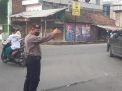 Lakukan Patroli Sore di Rel Kereta Api Tambak Mayor, Personil Polsek Asemrowo Antisipasi Adanya Kemacetan