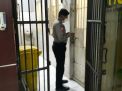 Pengecekan Tahanan Rutin Dilaksanakan Personil Polsek Asemrowo, Antisipasi Adanya Barang Terlarang