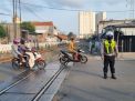 Antisipasi Adanya Kemacetan, Personil Polsek Asemrowo Lakukan Pengaturan Arus Lalu Lintas Sore