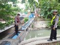 Polsek Semampir Lakukan  Pengecekan Debit Air Sungai Secara Berkala, Antisipasi Adanya Potensi Banjir