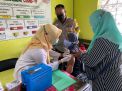 Bhabinkamtibmas Kelurahan Asemrowo Laksanakan Pemantauan Kegiatan Vaksin, Pastikan Berjalan Lancar
