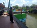 Polsek Asemrowo Cek Kondisi Pintu Air Sungai, Waspada Adanya Potensi Banjir