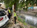 Polsek Semampir Waspada Adanya Potensi Banjir Melalui Pengecekan Ketinggian Air Sungai Rutin