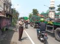 Polsek Asemrowo Laksanakan Pengaturan Lalu Lintas di Jalan Kalianak, Situasi Terpantau Ramai Lancar