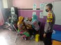 Personil Polsek Asemrowo Pantau Jalannya Vaksinasi, Pastikan Berjalan Lancar dan Terkendali