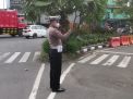 Polsek Krembangan Lakukan Giat Lalin Pagi, Antisipasi Adanya Kemacetan