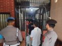 Anggota Polres Pelabuhan Tanjung Perak Lakukan Pemeriksaan Ruang Tahanan, Antisipasi Adanya Barang Terlarang