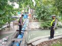 Polsek Semampir Laksanakan Pengecekan Ketinggian Air Sungai Pegirian Rutin, Waspada Potensi Banjir