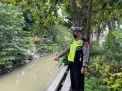 Polsek Semampir Laksanakan Cek Debit Air Sungai Pegirian, Volume Air Masih Dalam Batas Normal