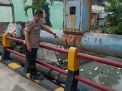 Pengecekan Debit Air Rutin Dilaksanakan Personil Polsek Krembangan, Waspada Tanda-Tanda Banjir