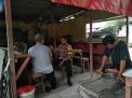 Bhabinkamtibmas Takal Kedinding Cangkrukan Bersama Warga, Sampaikan Pesan Waspada 3C