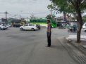 Polsek Krembangan Laksanakan Giat Pengaturan Lalu Lintas Pagi di Jalan Demak, Terpantau Arus Lancar