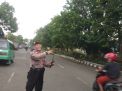 Polsek Semampir Laksanakan Pemantauan Arus Lalu Lintas di Perempatan Karang Tembok, Antisipasi Kendaraan Lawan Arus