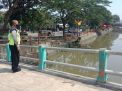 Polsek Pabean Cantikan Lakukan Pengecekan Debit Air Sungai Kalimas, Waspada Adanya Potensi Banjir