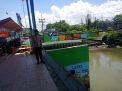Polsek Krembangan Cek Ketinggian Debit Air Sungai di Jalan Tanjung Sadari, Terpantau Masih Dalam Batas Normal