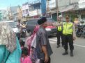 Polsek Semampir Laksanakan Pemantauan dan Pengaturan Lalin di Depan Pintu Masuk Religi ampel, Antisipasi Kemacetan dan 3C