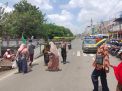 Polsek Semampir Patroli Keamanan di Depan Pintu Masuk Religi Ampel, Bantu Peziarah Menyebrang Jalan