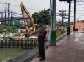 Polsek Asemrowo Laksanakan Piket Pengaturan Lalu Lintas, Dilaporkan Arus Lancar Terkendali