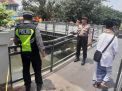 Polsek Semampir Laksanakan Kontrol Debit Air Jembatan Penyebrangan, Waspada Air Meluap