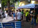 Polres Pelabuhan Tanjung Perak Laksanakan Giat Bagi-Bagi Takjil Untuk Masyarakat