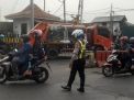 Polsek Asemrowo Laksanakan Patroli Pengaturan Lalu Lintas Sore di Rel Kereta Api Tambak Mayor, Antisipasi Kemacetan