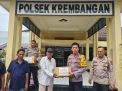 Polsek Krembangan Bagian Sembako Untuk Warga Dalam Ranga Program Bantuan Kemanusiaan Untuk Negri