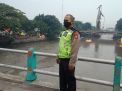 Polsek Pabean Cantikan Cek Ketinggian Air Sungai Kalimas Waspada Adanya Kenaikan