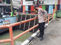 Sat Samapta Polsek Krembangan Cek Debit Air Sungai, Terpantau Dalam Batas Normal