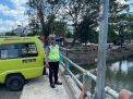 Pengecekan Debit Air Sungai Rutin Dilaksanakan Personil Polsek Pabean Cantikan, Antisipasi Potensi Banjir
