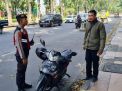 Polres Pelabuhan Tanjung Perak Laksanakan Patroli Dialogis, Sampaikan Pesan Waspada Kerawanan Kepada Pengguna Jalan