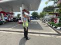 Polsek Krembangan Laksanakan Pengaturan di Depan SPBU Kalianak, Pastikan Arus Lalu Lintas Lancar