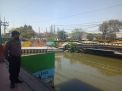 Polsek Asemrowo Cek Ketinggian Debit Air Sungai Balong II, Terpantau Daalm Batas Normal