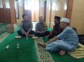 Kanit Binmas Polsek Asemrowo dan Bhabinkamtibmas Asemrowo Sampaikan Himbauan Kamtibmas setelah Sholat Jumat di Masjid Al Hidayah