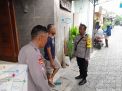 Anggota Polsek Semampir dan Pengamanan TPS Awasi Pembukaan Kotak Suara Pemilu 2024