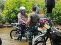 Sinergitas, Polisi Bersama TNI dan BPBD Tangani Banjir di Sidoarjo