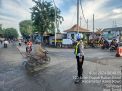 Polsek Asemrowo Amankan Lalu Lintas di Sekitar Rel Kereta Api Jalan Tambak Mayor