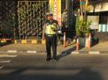 Personil Polsek Semampir Meningkatkan Pengaturan Lalu Lintas di TL Karang Tembok