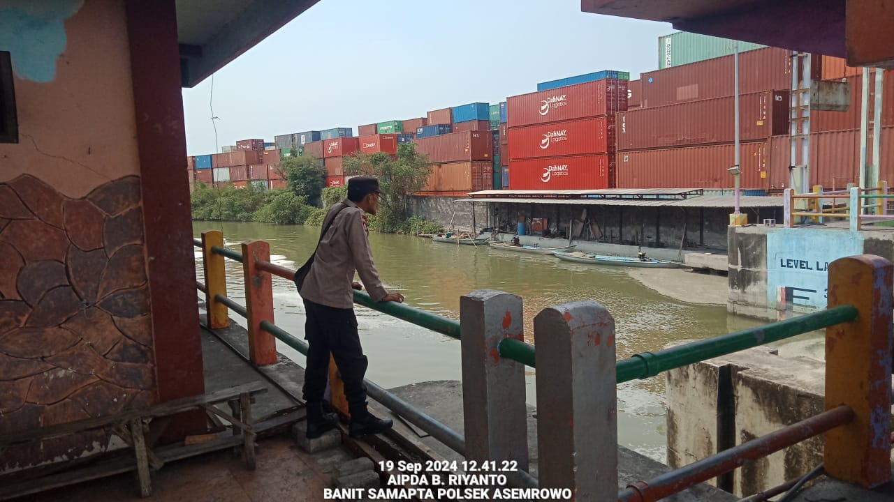Polsek Asemrowo Laksanakan Pengecekan Debit Air Sungai di Rumah Pompa Air Balong II
