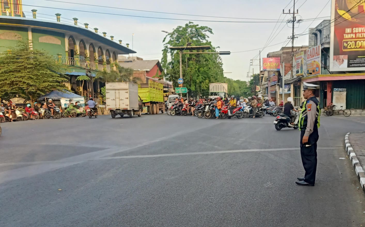 Polsek Semampir Laksanakan Patroli Keamanan dan Pengaturan Lalu Lintas di TL Karang Tembok