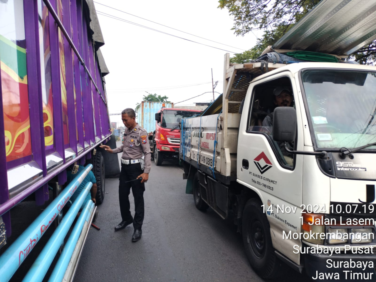 Polsek Krembangan Evakuasi Truk Mogok di Jalan Gresik, Arus Lalu Lintas Terpantau Lancar