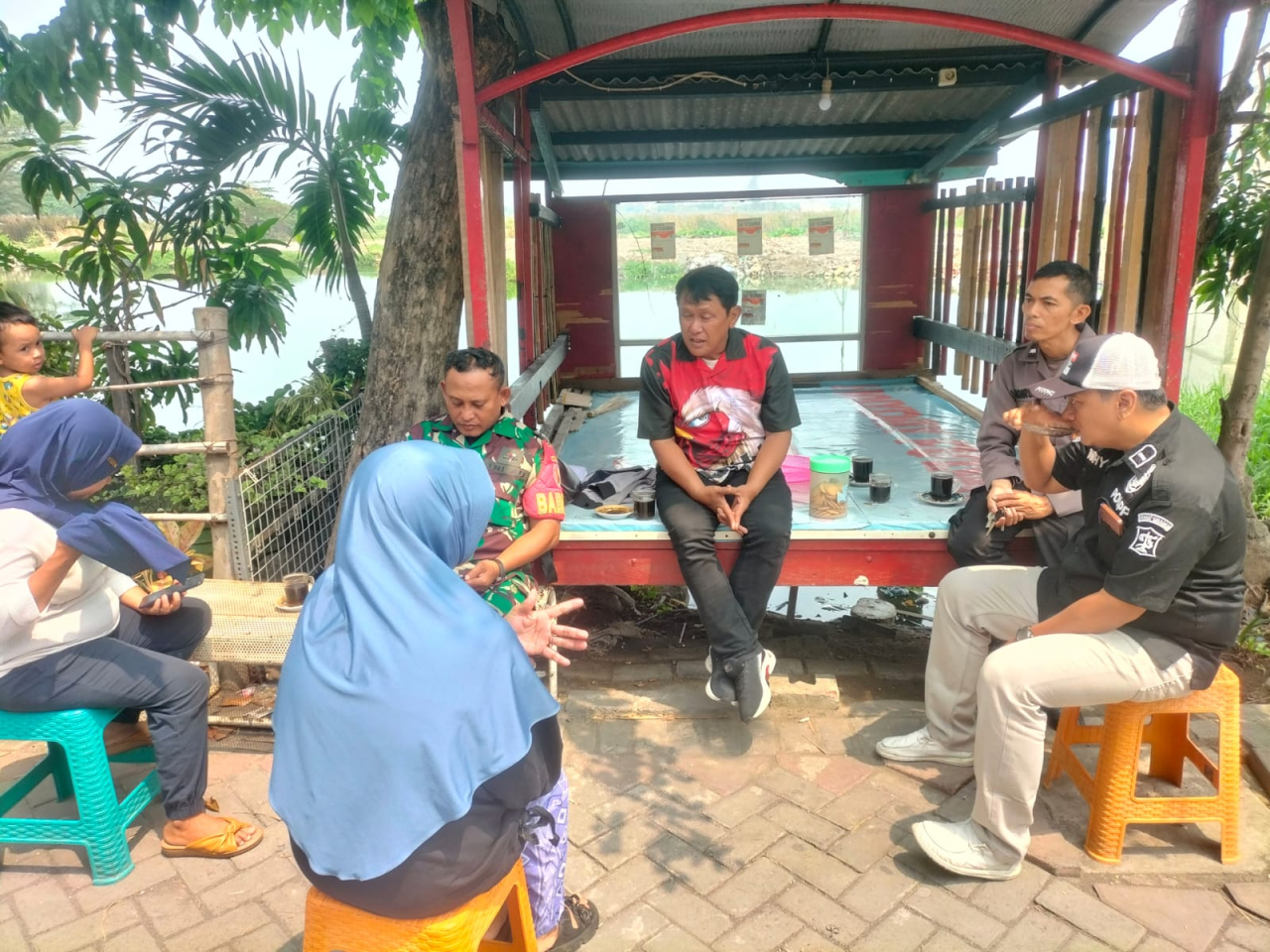 Bhabinkamtibmas Asemrowo, Sosialisasikan Penerimaan Bakomsus dan Program Ketahanan Pangan pada Warga