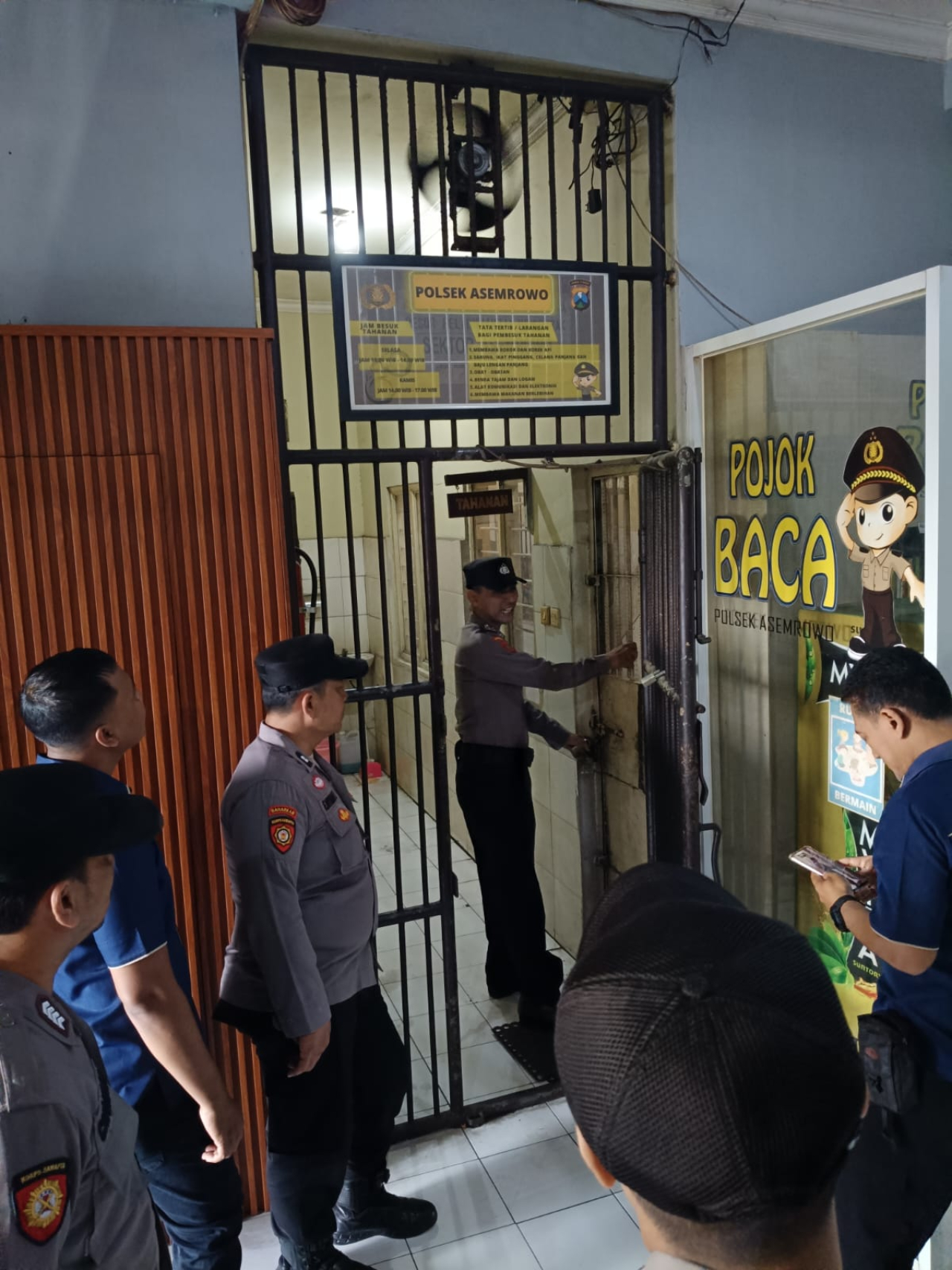 Polsek Asemrowo Lakukan Pengecekan Rutin Ruang Tahanan, Antisipasi Barang Terlarang dan Tahanan Sakit