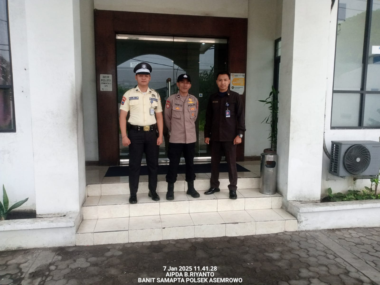 Patroli Pemantauan Objek Vital di Bank Panin Tambak Langon oleh Polsek Asemrowo